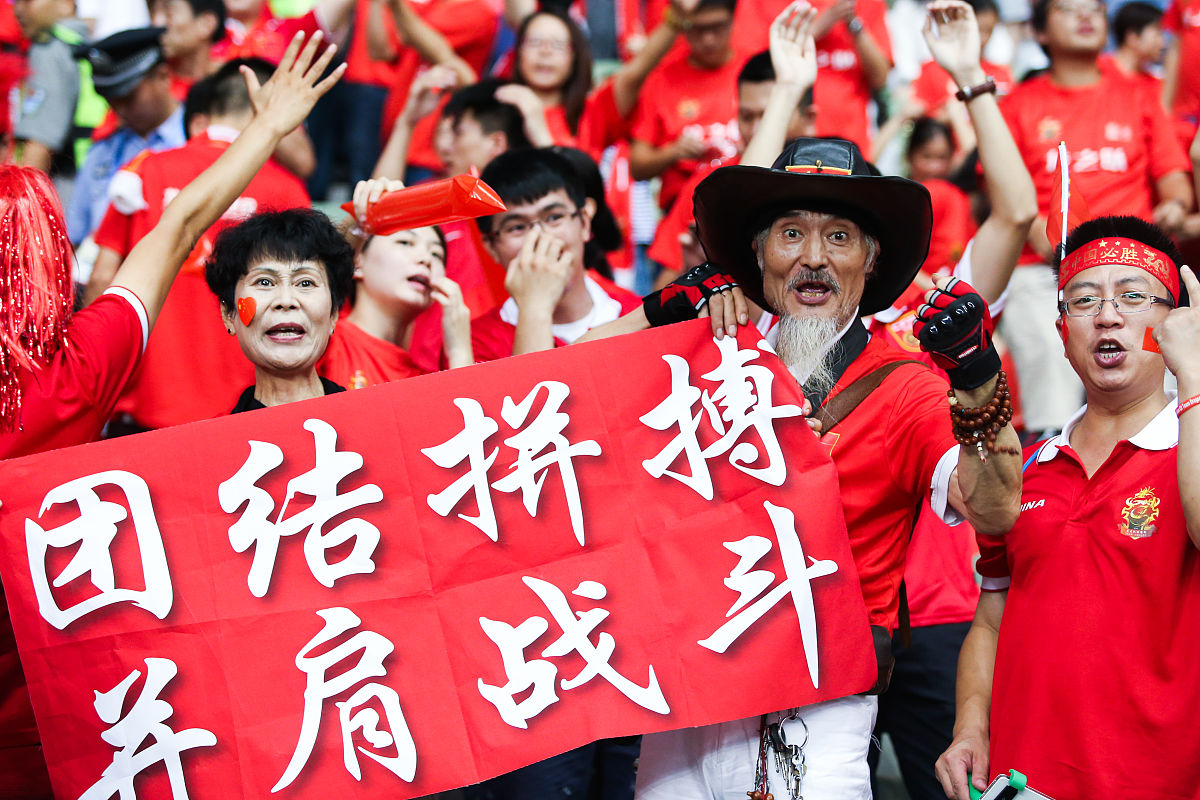 球队合作默契，共同努力赢得了一场激烈的胜利
